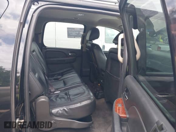 2014 Chevrolet Suburban LT z VIN 1GNSCJE09ER246246, wystawiony jako IAAI lot #42362059 z przebiegiem 321 684 mil mil oraz . Historia ofert i sprzedaży dostępna na DreamBid. Obrazek 8.