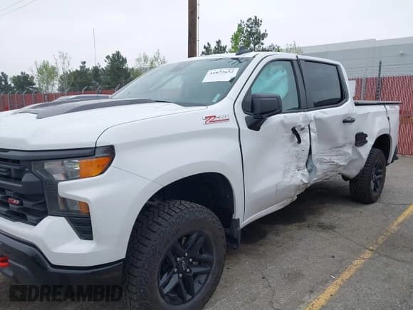 ✅ 2023 Chevrolet Silverado 1500 Custom Trail Boss • VIN: 3GCPDCEK7PG279547 • Lot: 41872652. Wystawiony na IAAI z przebiegiem 17 677 mil. Bezpłatny archiwum sprzedaży aukcyjnych z USA i szczegółowy raport historii pojazdu na DreamBid. Zdjęcie 14.