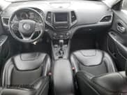 ✅ 2019 Jeep Cherokee Altitude • VIN: 1C4PJMLX5KD435796 • Lot: 84999425. Wystawiony na Copart z przebiegiem 85 010 mil. Bezpłatny archiwum sprzedaży aukcyjnych z USA i szczegółowy raport historii pojazdu na DreamBid. Zdjęcie 8.