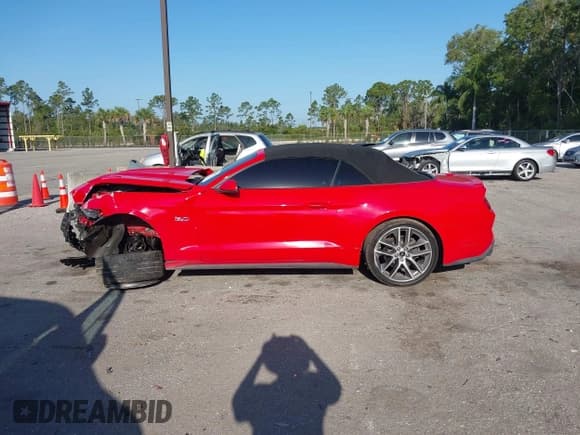 ✅ 2017 Ford Mustang GT Premium • VIN: 1FATP8FF3H5317357 • Lot: 42130467. Wystawiony na IAAI z przebiegiem 61 551 mil. Bezpłatny archiwum sprzedaży aukcyjnych z USA i szczegółowy raport historii pojazdu na DreamBid. Zdjęcie 15.