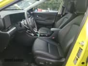 ✅ 2024 Hyundai Kona Limited • VIN: KM8HE3A69RU016112 • Лот: 63080575. Опубликован ранее на Copart с пробегом 5 323 миль. Бесплатный доступ к архиву аукционных продаж из США и подробный отчёт об истории автомобиля на DreamBid. Изображение 7.