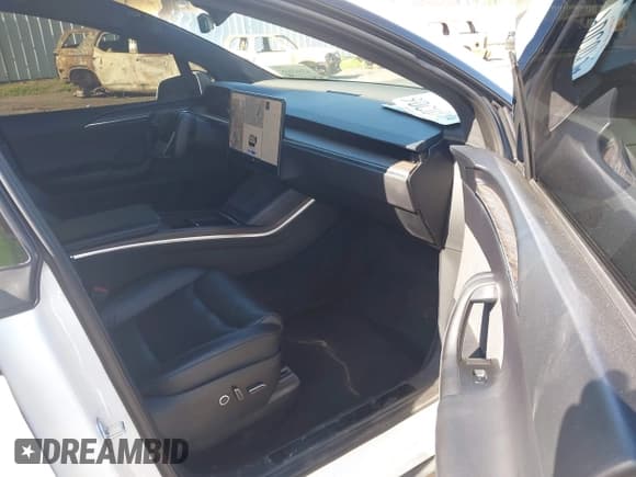 ✅ 2022 Tesla Model X • VIN: 7SAXCAE54NF362277 • Lot: 43643635. Wystawiony na IAAI z przebiegiem 53 073 mil. Bezpłatny archiwum sprzedaży aukcyjnych z USA i szczegółowy raport historii pojazdu na DreamBid. Zdjęcie 5.