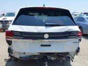 ✅ 2024 Volkswagen Atlas SEL Premium R-Line • VIN: 1V2FR2CA9RC580004 • Lot: 42573560. Wystawiony na IAAI z przebiegiem 10 349 mil. Bezpłatny archiwum sprzedaży aukcyjnych z USA i szczegółowy raport historii pojazdu na DreamBid. Zdjęcie 17.