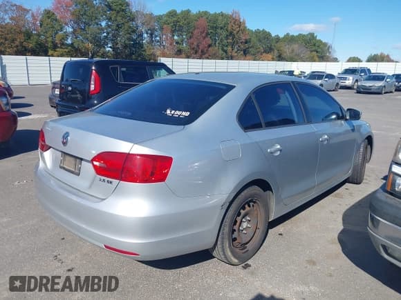 ✅ 2011 Volkswagen Jetta SE • VIN: 3VWDZ7AJ0BM359854 • Lot: 43670789. Wystawiony na IAAI z przebiegiem 217 540 mil. Bezpłatny archiwum sprzedaży aukcyjnych z USA i szczegółowy raport historii pojazdu na DreamBid. Zdjęcie 4.