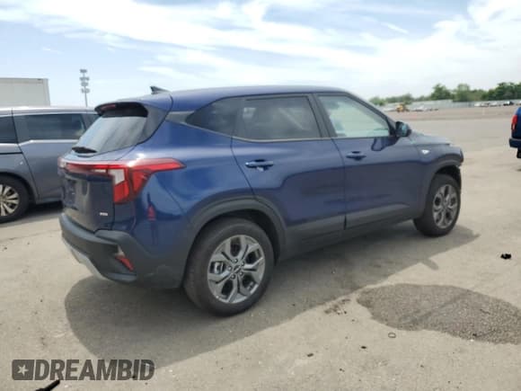 ✅ 2025 Kia Seltos LX • VIN: KNDEPCAA2S7738385 • Lot: 62553245. Wystawiony na Copart z przebiegiem 3 646 mil. Bezpłatny archiwum sprzedaży aukcyjnych z USA i szczegółowy raport historii pojazdu na DreamBid. Zdjęcie 3.