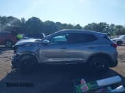 ✅ 2024 Buick Encore GX Sport Touring • VIN: KL4AMDSL1RB204454 • Lot: 42879547. Wystawiony na IAAI z przebiegiem 6 662 mil. Bezpłatny archiwum sprzedaży aukcyjnych z USA i szczegółowy raport historii pojazdu na DreamBid. Zdjęcie 15.