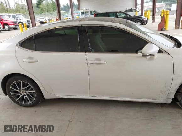 ✅ 2016 Lexus ES 330 • VIN: 58ABK1GG4GU031836 • Lot: 42473667. Listed on IAAI with 84,827 mi. Free auction sales archive from the USA and detailed vehicle history report at DreamBid. Image 13.