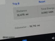 ✅ 2023 Tesla Model Y Long Range • VIN: 7SAYGDEE1PA155811 • Lot: 43469495. Wystawiony na IAAI z przebiegiem 19 710 mil. Bezpłatny archiwum sprzedaży aukcyjnych z USA i szczegółowy raport historii pojazdu na DreamBid. Zdjęcie 15.