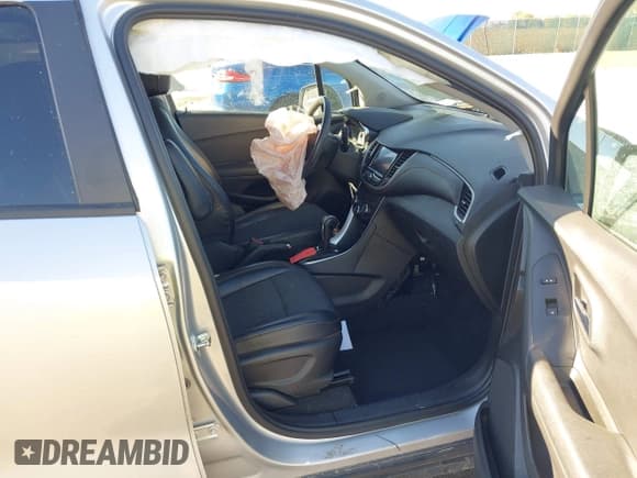 ✅ 2020 Chevrolet Trax LT • VIN: 3GNCJPSB2LL324678 • Lot: 43485640. Wystawiony na IAAI z przebiegiem Nie podano. Bezpłatny archiwum sprzedaży aukcyjnych z USA i szczegółowy raport historii pojazdu na DreamBid. Zdjęcie 5.