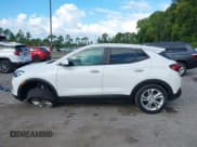 ✅ 2021 Buick Encore GX Preferred • VIN: KL4MMBS21MB162921 • Lot: 43523189. Wystawiony na IAAI z przebiegiem 23 276 mil. Bezpłatny archiwum sprzedaży aukcyjnych z USA i szczegółowy raport historii pojazdu na DreamBid. Zdjęcie 14.