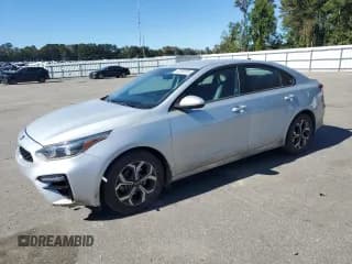 ✅ 2021 Kia Forte LXS • VIN: 3KPF24AD7ME325688 • Лот: 82383585. Опубликован ранее на Copart с пробегом 50 921 миль. Бесплатный доступ к архиву аукционных продаж из США и подробный отчёт об истории автомобиля на DreamBid. Изображение 1.