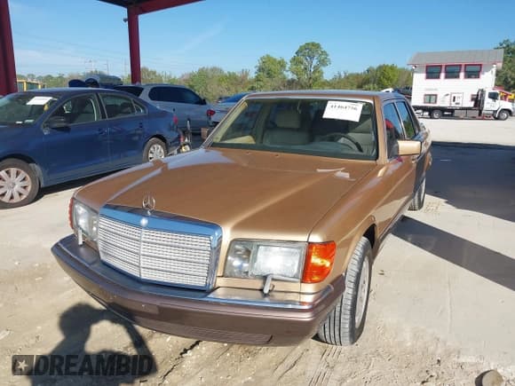 ✅ 1988 Mercedes-Benz 420 SEL • VIN: WDBCA35DXJA370020 • Lot: 41464756. Wystawiony na IAAI z przebiegiem 110 166 mil. Bezpłatny archiwum sprzedaży aukcyjnych z USA i szczegółowy raport historii pojazdu na DreamBid. Zdjęcie 2.