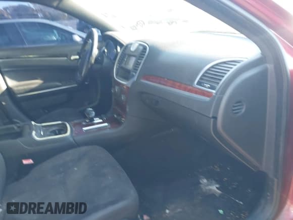 ✅ 2012 Chrysler 300 • VIN: 2C3CCAAG3CH135046 • Lot: 43626281. Wystawiony na IAAI z przebiegiem 128 284 mil. Bezpłatny archiwum sprzedaży aukcyjnych z USA i szczegółowy raport historii pojazdu na DreamBid. Zdjęcie 5.