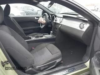 ✅ 2005 Ford Mustang GT Deluxe • VIN: 1ZVFT82H855235739 • Lot: 43629506. Wystawiony na IAAI z przebiegiem 159 856 mil. Bezpłatny archiwum sprzedaży aukcyjnych z USA i szczegółowy raport historii pojazdu na DreamBid. Zdjęcie 5.