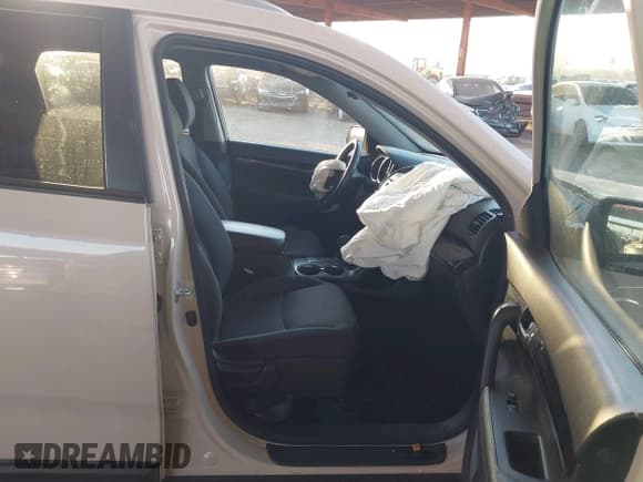 ✅ 2011 Kia Sorento LX • VIN: 5XYKTCA11BG142959 • Lot: 43588760. Listed on IAAI with 147,177 mi. Free auction sales archive from the USA and detailed vehicle history report at DreamBid. Image 5.