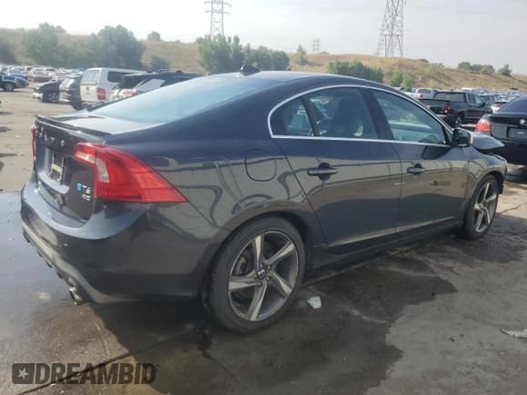 ✅ 2015 Volvo S60 T6 R-Design Platinum • VIN: YV1902TH0F1307203 • Lot: 68044095. Wystawiony na Copart z przebiegiem 107 545 mil. Bezpłatny archiwum sprzedaży aukcyjnych z USA i szczegółowy raport historii pojazdu na DreamBid. Zdjęcie 3.