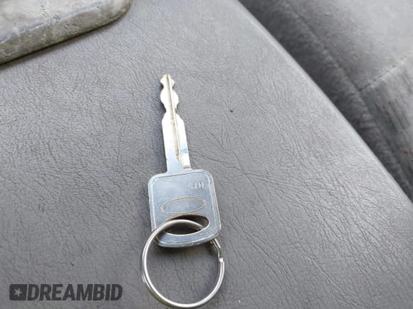 ✅ 1999 Ford F-250 XL • VIN: 1FTNX21L9XED96965 • Лот: 42405716. Опубликован ранее на IAAI с пробегом 222 072 миль. Бесплатный доступ к архиву аукционных продаж из США и подробный отчёт об истории автомобиля на DreamBid. Изображение 11.