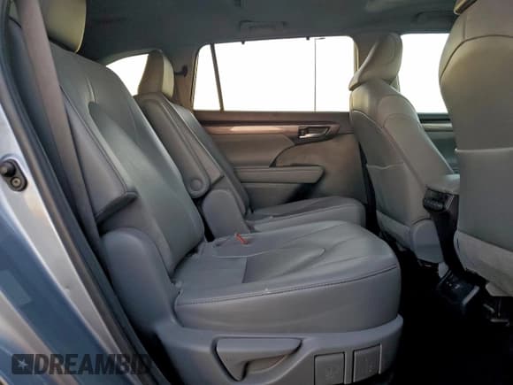 ✅ 2022 Toyota Highlander Hybrid Limited • VIN: 5TDYARAH2NS012969 • Лот: 96096815. Опубликован ранее на Copart с пробегом 107 974 миль. Бесплатный доступ к архиву аукционных продаж из США и подробный отчёт об истории автомобиля на DreamBid. Изображение 10.