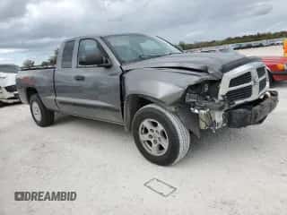 2005 Dodge Dakota SLT z VIN 1D7HE42N35S126522, wystawiony jako Copart lot #79425554 z przebiegiem 129 746 mil mil oraz Szkoda całkowita • Salvage title. Historia ofert i sprzedaży dostępna na DreamBid. Obrazek 4.