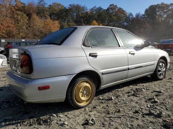 ✅ 2002 Suzuki Esteem GL • VIN: JS2GB41S925400912 • Lot: 78277004. Wystawiony na Copart z przebiegiem 79 104 mil. Bezpłatny archiwum sprzedaży aukcyjnych z USA i szczegółowy raport historii pojazdu na DreamBid. Zdjęcie 3.