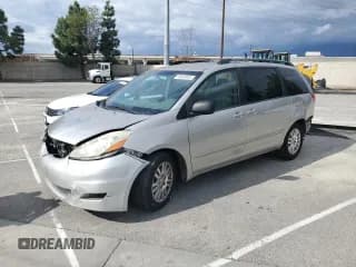 ✅ 2010 Toyota Sienna LE • VIN: 5TDKK4CC7AS337280 • Лот: 93653005. Опубликован ранее на Copart с пробегом 214 924 миль. Бесплатный доступ к архиву аукционных продаж из США и подробный отчёт об истории автомобиля на DreamBid. Изображение 1.