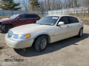 ✅ 1999 Lincoln Town Car Cartier • VIN: 1LNHM83W6XY676840 • Lot: 52985185. Wystawiony na Copart z przebiegiem 140 013 mil. Bezpłatny archiwum sprzedaży aukcyjnych z USA i szczegółowy raport historii pojazdu na DreamBid. Zdjęcie 1.
