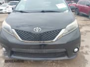 ✅ 2017 Toyota Sienna SE • VIN: 5TDXZ3DC5HS780533 • Lot: 43437418. Wystawiony na IAAI z przebiegiem 143 451 mil. Bezpłatny archiwum sprzedaży aukcyjnych z USA i szczegółowy raport historii pojazdu na DreamBid. Zdjęcie 10.