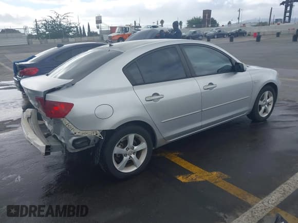 ✅ 2005 Mazda 3 i • VIN: JM1BK12F051287528 • Lot: 40715951. Wystawiony na IAAI z przebiegiem 224 958 mil. Bezpłatny archiwum sprzedaży aukcyjnych z USA i szczegółowy raport historii pojazdu na DreamBid. Zdjęcie 4.