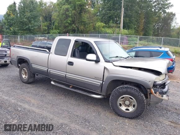 ✅ 2000 Chevrolet Silverado 2500 LS • VIN: 1GCGK29U0YE159139 • Lot: 43324253. Wystawiony na IAAI z przebiegiem 173 646 mil. Bezpłatny archiwum sprzedaży aukcyjnych z USA i szczegółowy raport historii pojazdu na DreamBid. Zdjęcie 1.