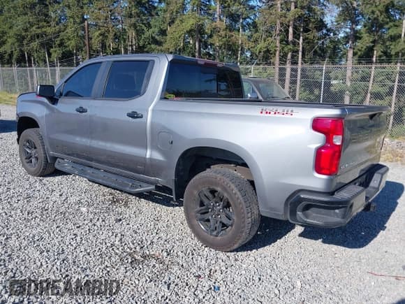 ✅ 2019 Chevrolet Silverado 1500 LT Trail Boss • VIN: 3GCPYFEDXKG202543 • Lot: 42712292. Wystawiony na IAAI z przebiegiem 125 697 mil. Bezpłatny archiwum sprzedaży aukcyjnych z USA i szczegółowy raport historii pojazdu na DreamBid. Zdjęcie 3.
