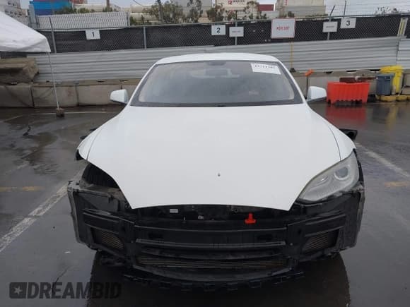✅ 2013 Tesla Model S • VIN: 5YJSA1CN2DFP12584 • Lot: 43711385. Wystawiony na IAAI z przebiegiem 133 895 mil. Bezpłatny archiwum sprzedaży aukcyjnych z USA i szczegółowy raport historii pojazdu na DreamBid. Zdjęcie 12.