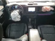 ✅ 2021 Ford Bronco • VIN: 1FMDE5BH2MLB06341 • Lot: 53708045. Wystawiony na Copart z przebiegiem 34 688 mil. Bezpłatny archiwum sprzedaży aukcyjnych z USA i szczegółowy raport historii pojazdu na DreamBid. Zdjęcie 8.