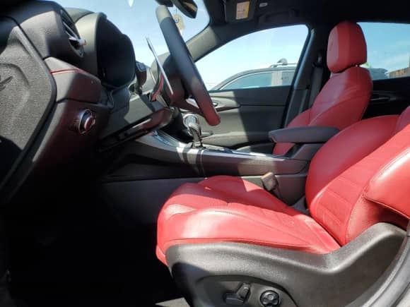 2024 Dodge Hornet R/T Plus z VIN ZACPDFDW8R3A09306, wystawiony jako Copart lot #54002945 z przebiegiem 11 694 mil mil oraz Szkoda całkowita • Salvage title. Historia ofert i sprzedaży dostępna na DreamBid. Obrazek 7.