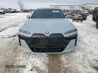 ✅ 2023 BMW i7 xDrive60 • VIN: WBY53EJ02PCM90599 • Lot: 44817105. Wystawiony na Copart z przebiegiem 8 324 mil. Bezpłatny archiwum sprzedaży aukcyjnych z USA i szczegółowy raport historii pojazdu na DreamBid. Zdjęcie 5.