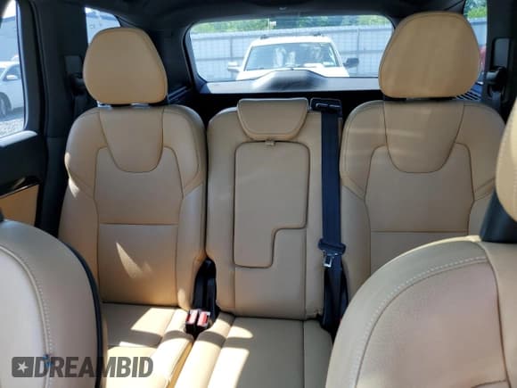 ✅ 2017 Volvo XC90 Momentum • VIN: YV4102XK3H1185428 • Lot: 63051365. Wystawiony na Copart z przebiegiem 90 769 mil. Bezpłatny archiwum sprzedaży aukcyjnych z USA i szczegółowy raport historii pojazdu na DreamBid. Zdjęcie 10.