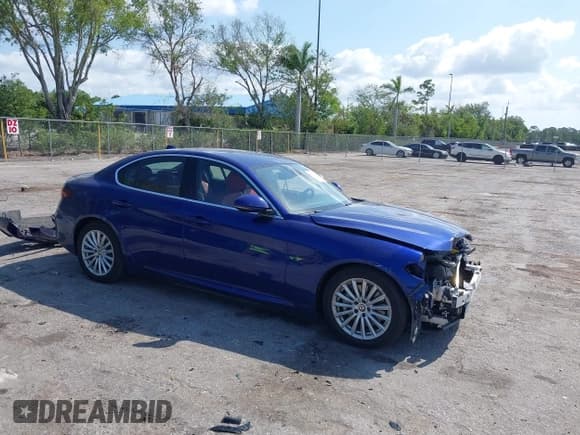 ✅ 2021 Alfa Romeo Giulia • VIN: ZARFAMAN7M7643215 • Lot: 41976004. Listed on IAAI with 33,137 mi. Free auction sales archive from the USA and detailed vehicle history report at DreamBid. Image 1.