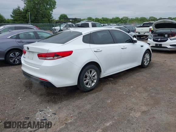 ✅ 2018 Kia Optima S • VIN: 5XXGT4L38JG184817 • Lot: 42317810. Listed on IAAI with 98,734 mi. Free auction sales archive from the USA and detailed vehicle history report at DreamBid. Image 4.