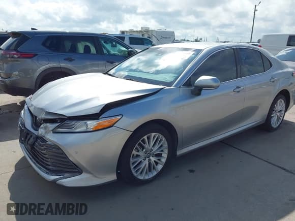 ✅ 2018 Toyota Camry LE • VIN: 4T1B11HK6JU047170 • Lot: 42612668. Wystawiony na IAAI z przebiegiem 89 009 mil. Bezpłatny archiwum sprzedaży aukcyjnych z USA i szczegółowy raport historii pojazdu na DreamBid. Zdjęcie 2.