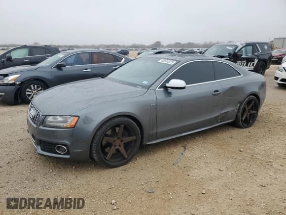✅ 2012 Audi S5 Premium Plus • VIN: WAUCVAFRXCA005177 • Лот: 42574225. Опубликован ранее на Copart с пробегом 138 876 миль. Бесплатный доступ к архиву аукционных продаж из США и подробный отчёт об истории автомобиля на DreamBid. Изображение 1.