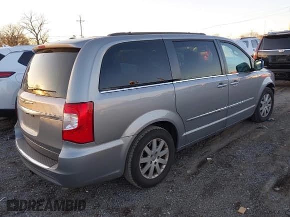 ✅ 2016 Chrysler Town & Country Touring • VIN: 2C4RC1BG0GR173029 • Lot: 43672036. Listed on IAAI with 118,303 mi. Free auction sales archive from the USA and detailed vehicle history report at DreamBid. Image 4.