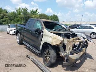 ✅ 2020 Chevrolet Silverado 1500 Custom • VIN: 1GCRWBEF0LZ133727 • Lot: 39838746. Wystawiony na IAAI z przebiegiem Nie podano. Bezpłatny archiwum sprzedaży aukcyjnych z USA i szczegółowy raport historii pojazdu na DreamBid. Zdjęcie 1.