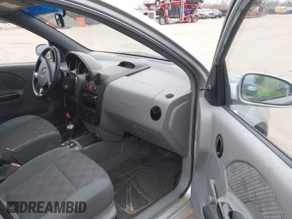 2005 Chevrolet Aveo SVM z VIN KL1TD52645B415308, wystawiony jako IAAI lot #41717918 z przebiegiem 66 814 mil mil oraz . Historia ofert i sprzedaży dostępna na DreamBid. Obrazek 5.