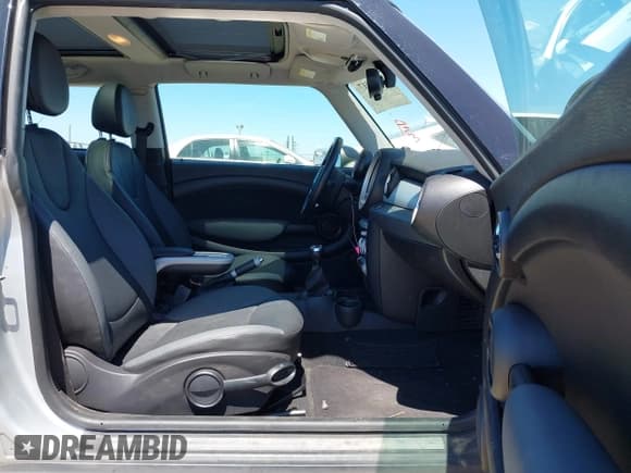 ✅ 2009 MINI Hardtop • VIN: WMWMF33589TU72285 • Lot: 42994017. Wystawiony na IAAI z przebiegiem Nie podano. Bezpłatny archiwum sprzedaży aukcyjnych z USA i szczegółowy raport historii pojazdu na DreamBid. Zdjęcie 5.