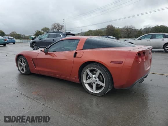 ✅ 2006 Chevrolet Corvette • VIN: 1G1YY26U265102681 • Lot: 89820615. Wystawiony na Copart z przebiegiem 84 897 mil. Bezpłatny archiwum sprzedaży aukcyjnych z USA i szczegółowy raport historii pojazdu na DreamBid. Zdjęcie 2.