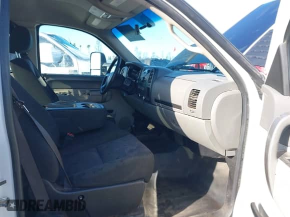 ✅ 2013 Chevrolet Silverado 2500HD Work Truck • VIN: 1GC2KVCGXDZ403672 • Lot: 41944179. Wystawiony na IAAI z przebiegiem 232 436 mil. Bezpłatny archiwum sprzedaży aukcyjnych z USA i szczegółowy raport historii pojazdu na DreamBid. Zdjęcie 5.