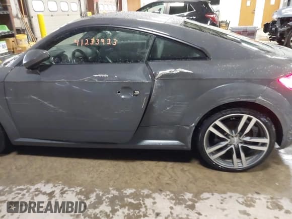 ✅ 2017 Audi TT • VIN: TRUC5AFV5H1003785 • Lot: 41233923. Wystawiony na IAAI z przebiegiem 73 339 mil. Bezpłatny archiwum sprzedaży aukcyjnych z USA i szczegółowy raport historii pojazdu na DreamBid. Zdjęcie 6.