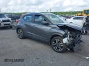 ✅ 2019 Nissan Kicks SV • VIN: 3N1CP5CU2KL509990 • Lot: 42657448. Wystawiony na IAAI z przebiegiem 52 459 mil. Bezpłatny archiwum sprzedaży aukcyjnych z USA i szczegółowy raport historii pojazdu na DreamBid. Zdjęcie 1.