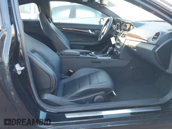 ✅ 2013 Mercedes-Benz C 250 • VIN: WDDGJ4HB3DG026894 • Lot: 41485160. Wystawiony na IAAI z przebiegiem 99 858 mil. Bezpłatny archiwum sprzedaży aukcyjnych z USA i szczegółowy raport historii pojazdu na DreamBid. Zdjęcie 5.