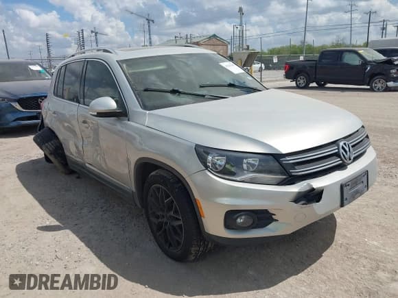 ✅ 2012 Volkswagen Tiguan S • VIN: WVGBV7AX6CW585386 • Lot: 43267607. Listed on IAAI with 91,618 mi. Free auction sales archive from the USA and detailed vehicle history report at DreamBid. Image 1.