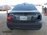 ✅ 2015 Mercedes-Benz C 250 • VIN: WDDGJ4HBXFG390555 • Lot: 42288436. Wystawiony na IAAI z przebiegiem 93 665 mil. Bezpłatny archiwum sprzedaży aukcyjnych z USA i szczegółowy raport historii pojazdu na DreamBid. Zdjęcie 17.